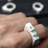 anillo escalera de porcelana diseñado por Olga Sánchez