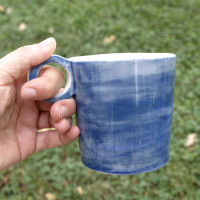 taza de porcelana azul hecha a mano, decorada a mano