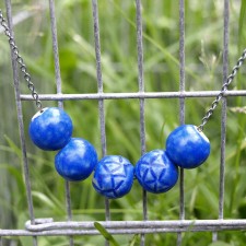 Collar de gres con 5 esferas de color azul eléctrico