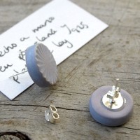 Pendientes de botón de porcelana azul lavanda serie "geo"