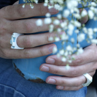 anillo de porcelana serie contorno diseñados por Olga Sánchez