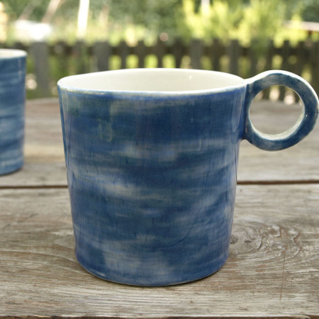 taza de porcelana azul hecha a mano, decorada a mano