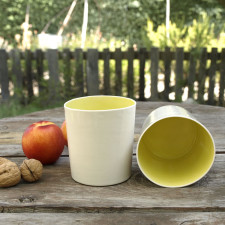 vasos de sidra de porcelana amarillos